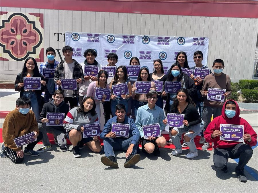 Seniors earning honor roll at SAC gather to take a photo during Senior Signing Day.