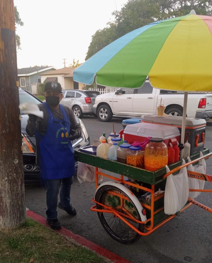 Street+vendor+Jesus+Morra+on+his+routine+vending.